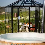 Respiro Glamping Private Retreat With Hot Tub צ'זנה